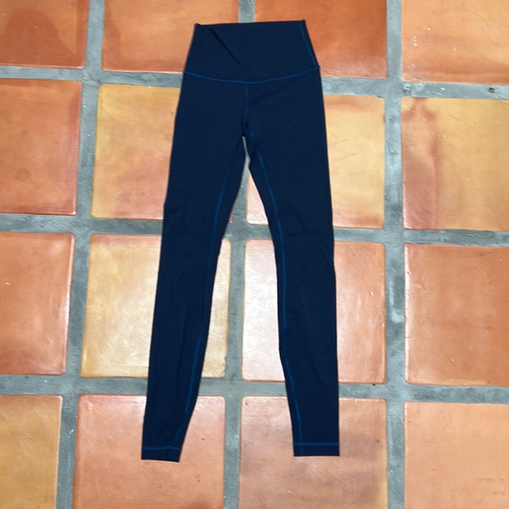 Lululemon 28 in Navy blue Wonder Under leggings